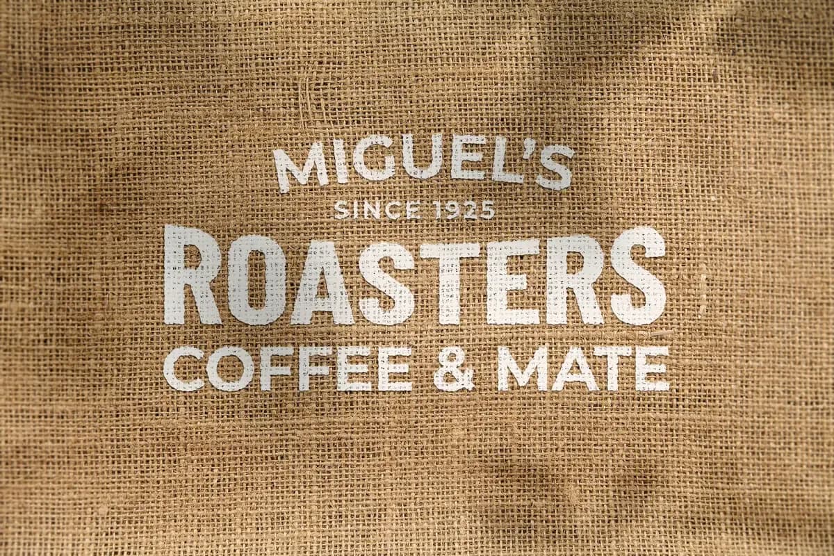 Maquette Du Logo Grunge Deforme Belle Vue Face Classique Sachet The Cafe Ecologique Tissu Lin — preview 1